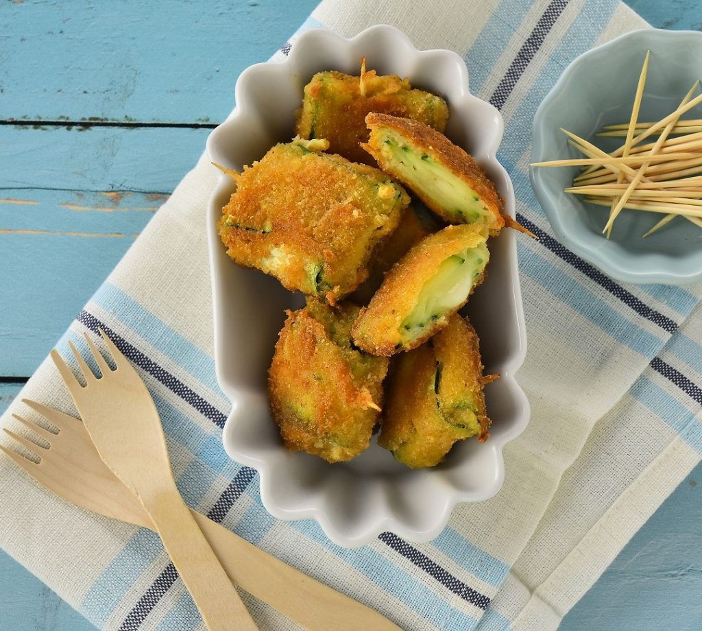 Cukkiniba göngyölt mozarella falatok-ropogós parmezános bundában