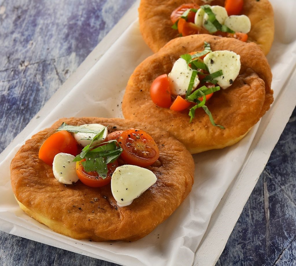 Mini lángos – caprese feltéttel